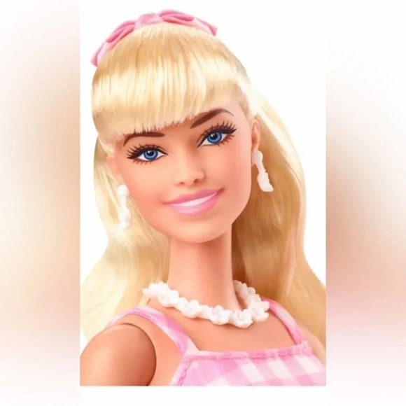 Barbie The Movie Collectible Doll, Margot Robbie as Barbie in Pink Gingh… - Picture 6 of 7